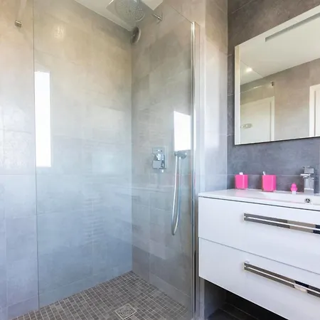 度假居 Le Chambord Stylish 2-bedroom With Breathtaking View In Antibes! 昂蒂布