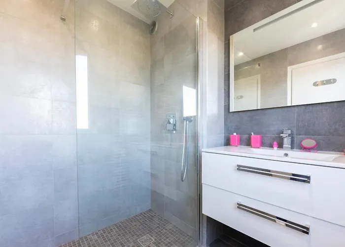 Tatil Evi Le Chambord Stylish 2-bedroom With Breathtaking View In Antibes! Antibes